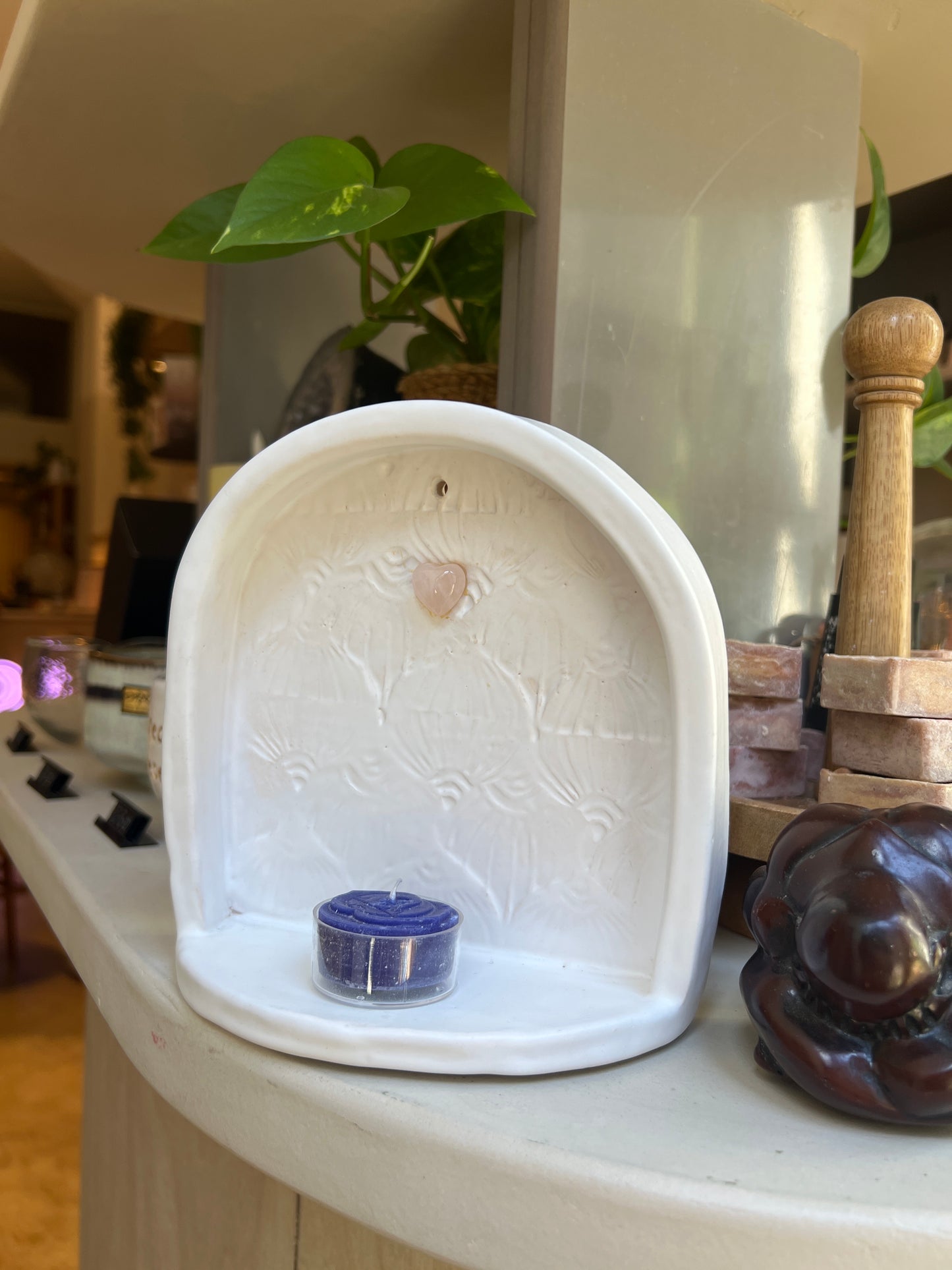 HANDMADE WHITE CERAMIC ALTAR WITH HEART-SHAPED ROSE QUARTZ – WALL HANGING - Studio Avalon Bohème