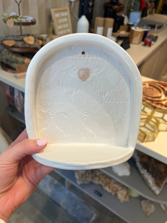 HANDMADE WHITE CERAMIC ALTAR WITH HEART-SHAPED ROSE QUARTZ – WALL HANGING - Studio Avalon Bohème
