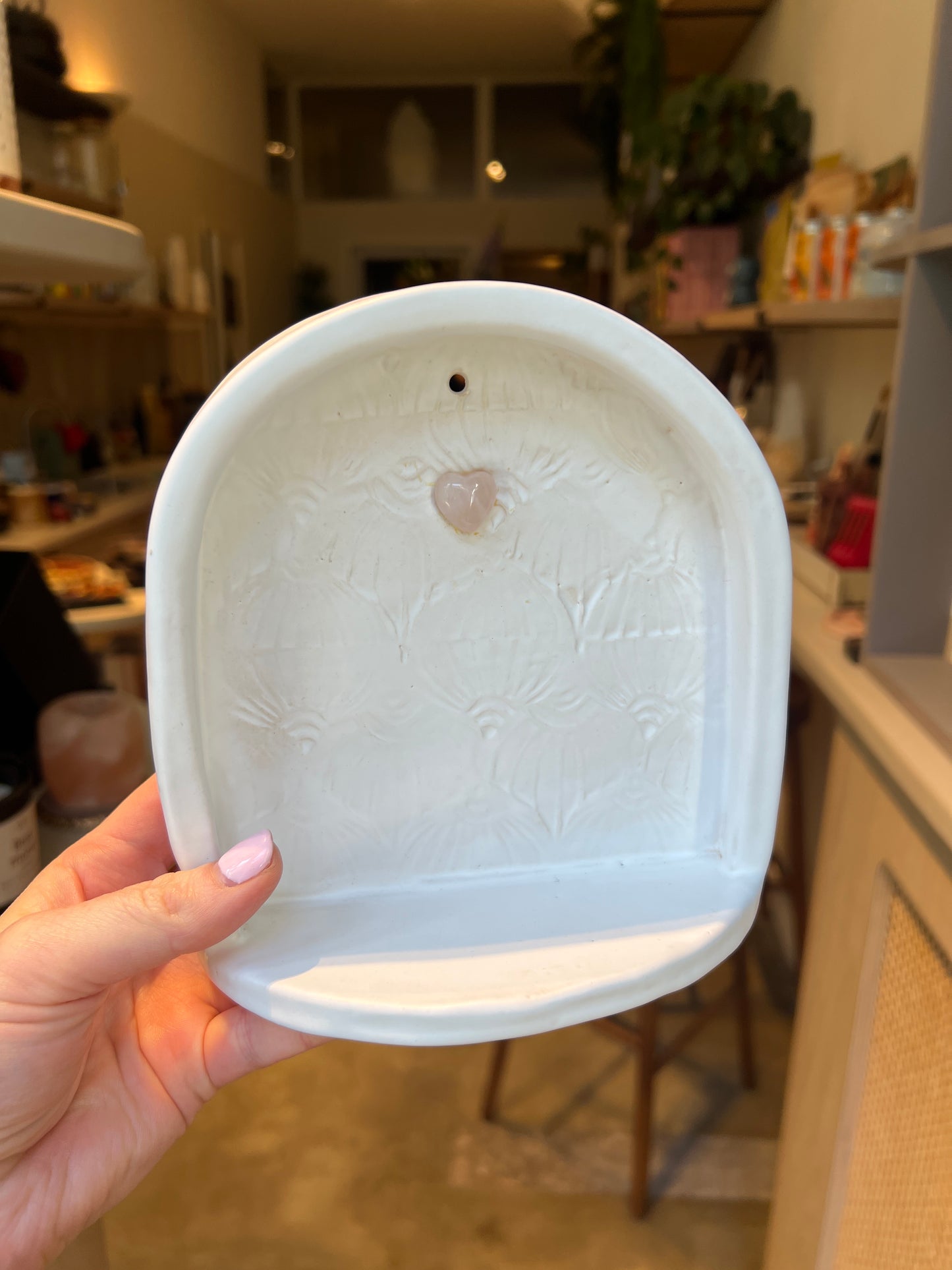 HANDMADE WHITE CERAMIC ALTAR WITH HEART-SHAPED ROSE QUARTZ – WALL HANGING - Studio Avalon Bohème