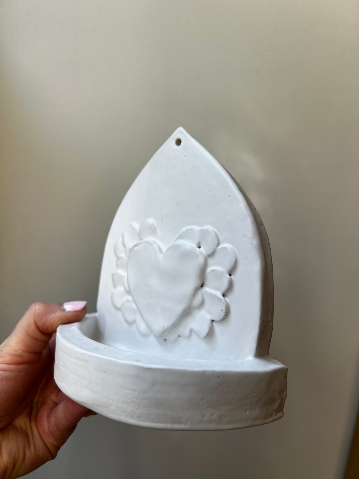 Handmade ceramic altar featuring a heart and angel wings - Studio Avalon Bohème