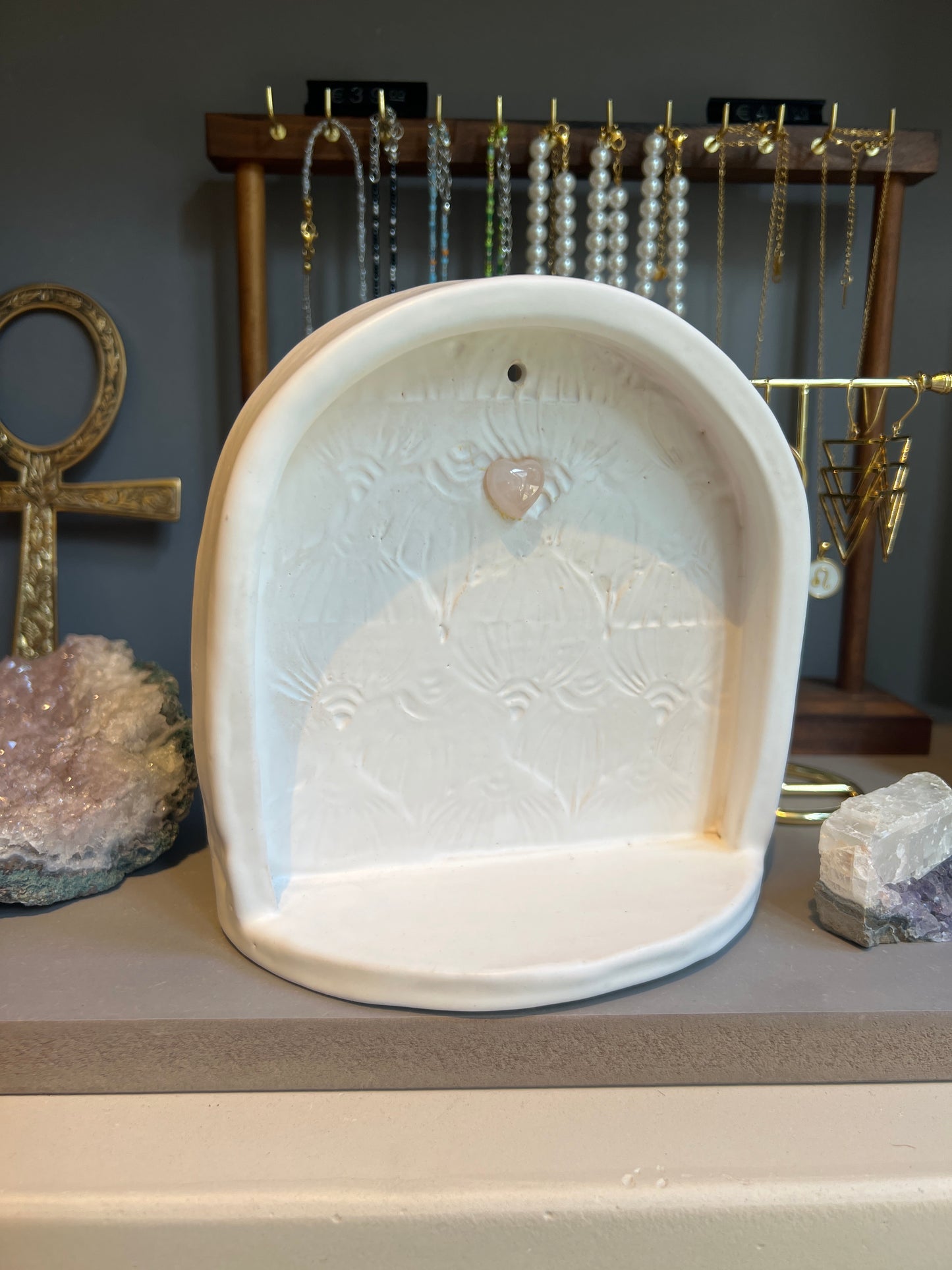 HANDMADE WHITE CERAMIC ALTAR WITH HEART-SHAPED ROSE QUARTZ – WALL HANGING - Studio Avalon Bohème