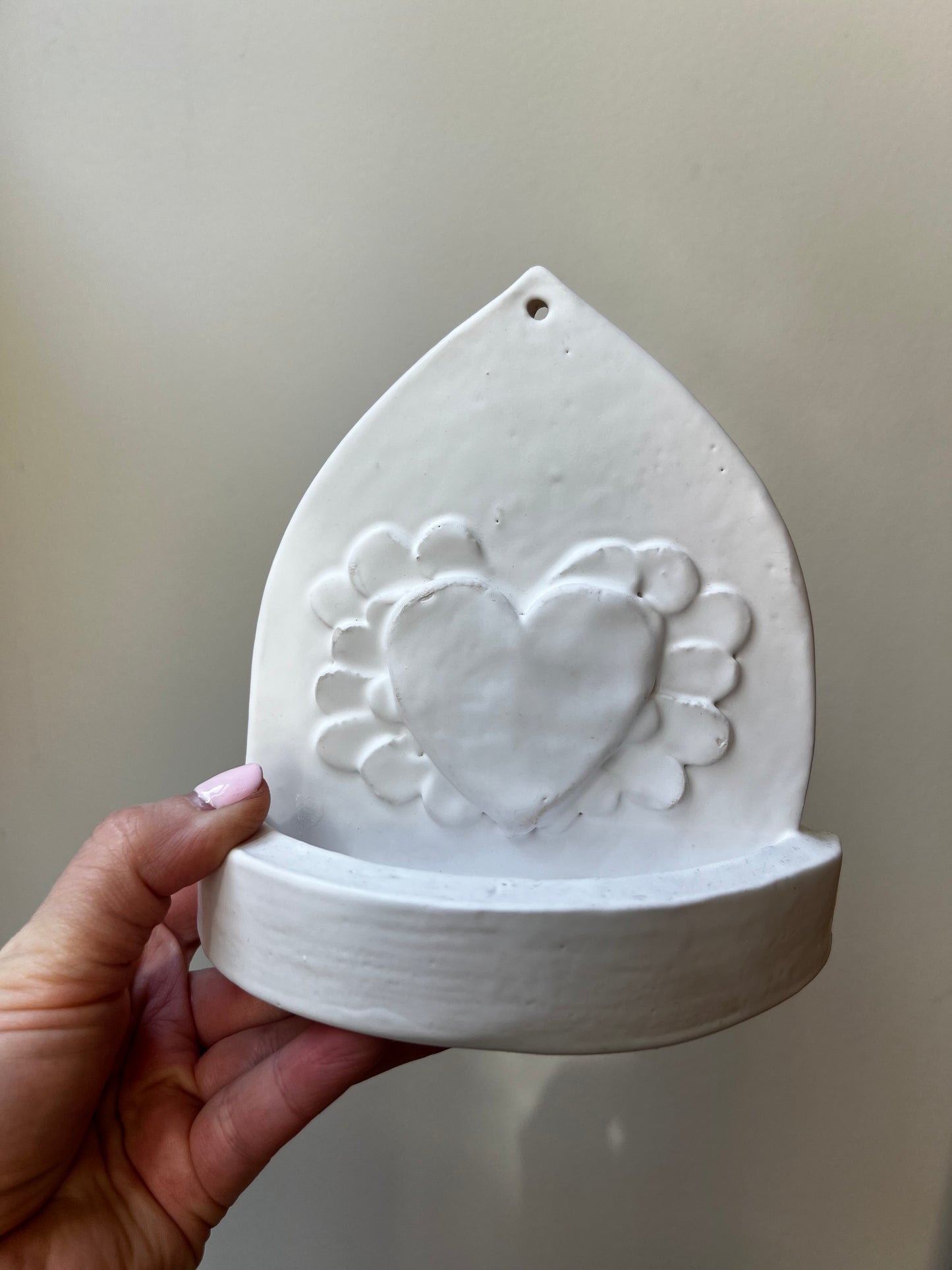 Handmade ceramic altar featuring a heart and angel wings - Studio Avalon Bohème