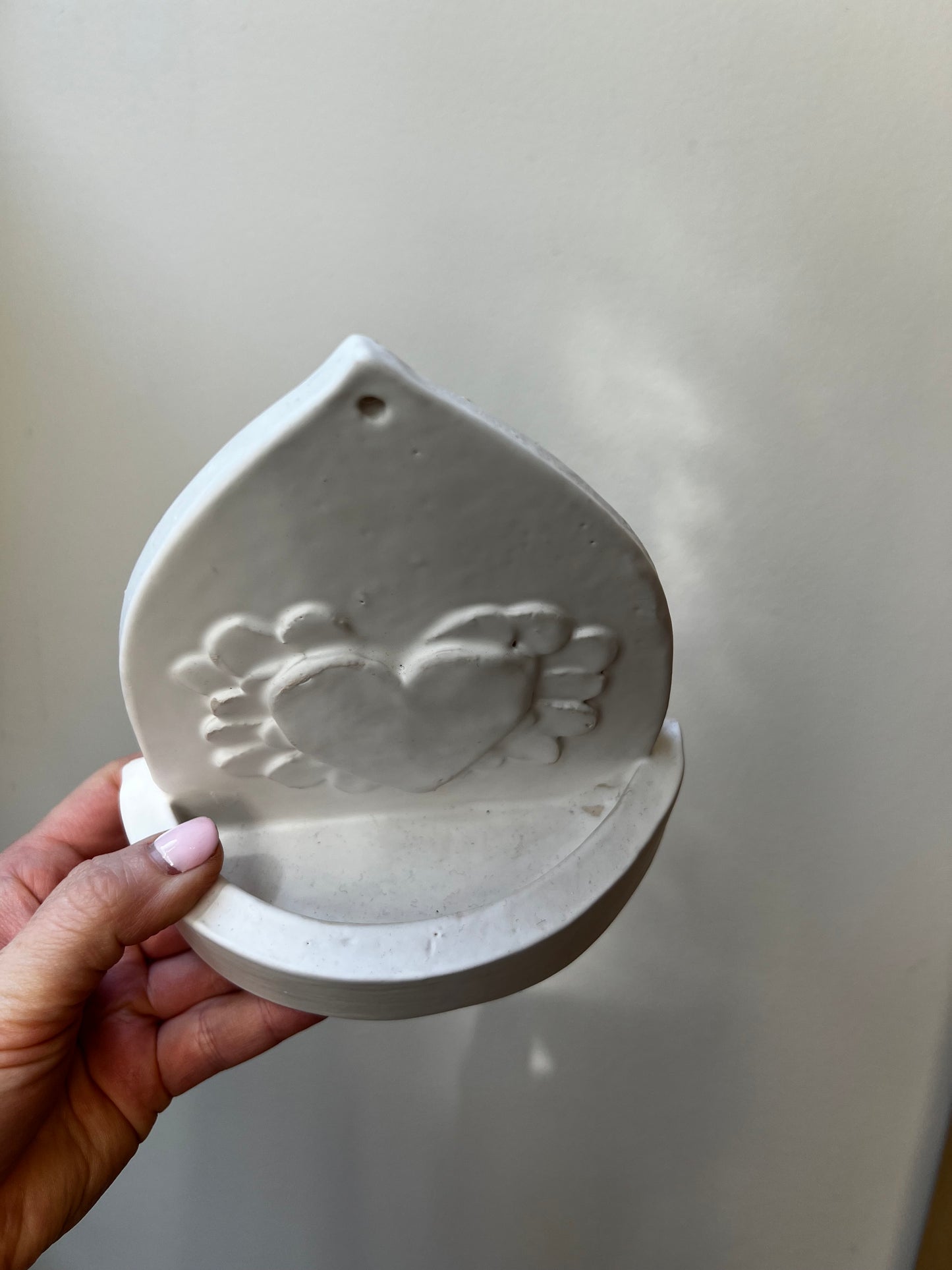 Handmade ceramic altar featuring a heart and angel wings - Studio Avalon Bohème