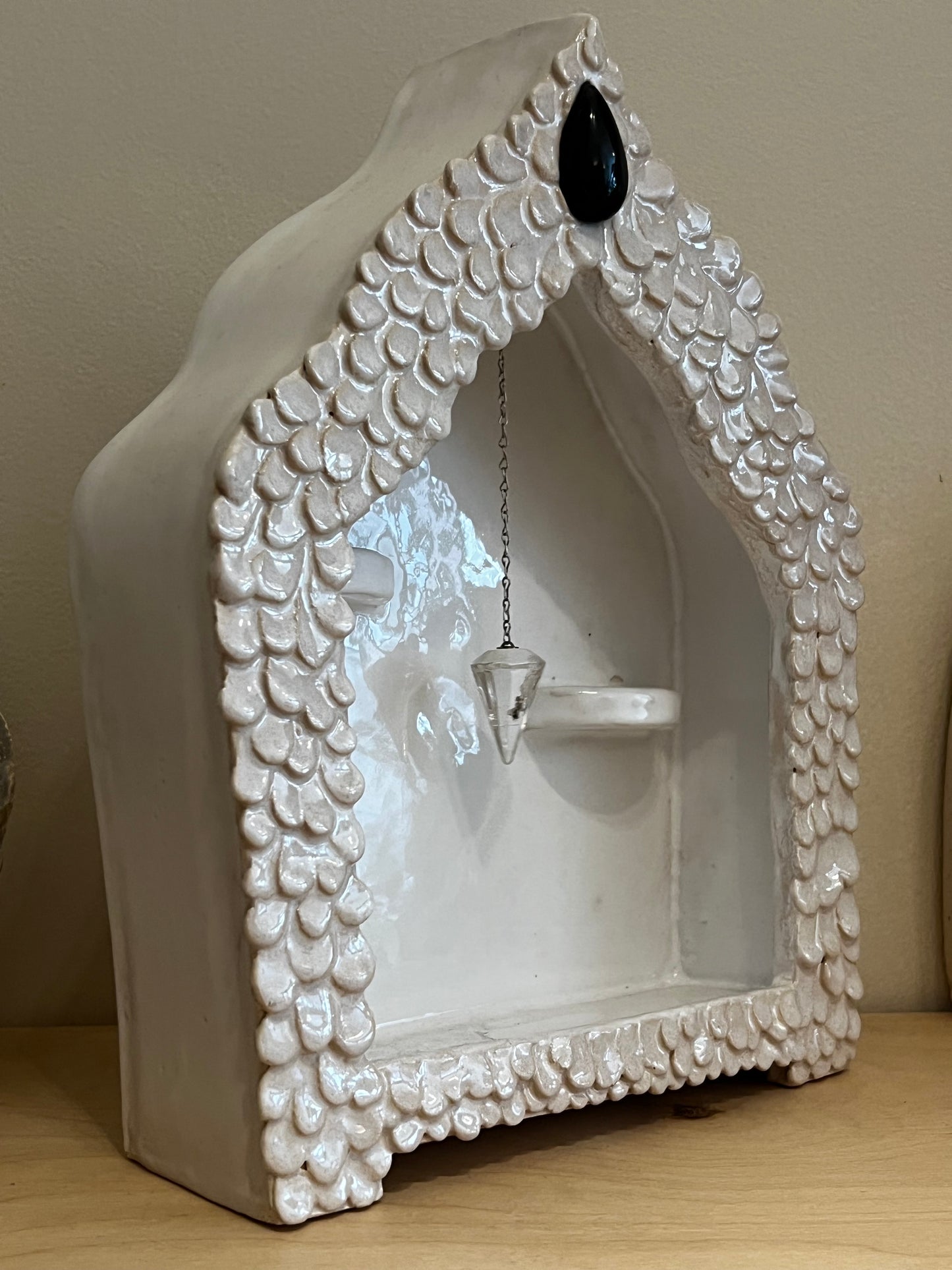 BEIGE/WHITE CERAMIC ALTAR WITH BLACK OBSIDIAN STONE AND PENDULUM HOLDER studio Avalon Bohème