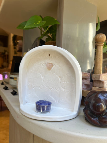 HANDMADE WHITE CERAMIC ALTAR WITH HEART-SHAPED ROSE QUARTZ – WALL HANGING - Studio Avalon Bohème