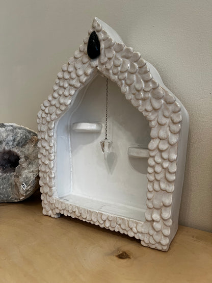 BEIGE/WHITE CERAMIC ALTAR WITH BLACK OBSIDIAN STONE AND PENDULUM HOLDER studio Avalon Bohème