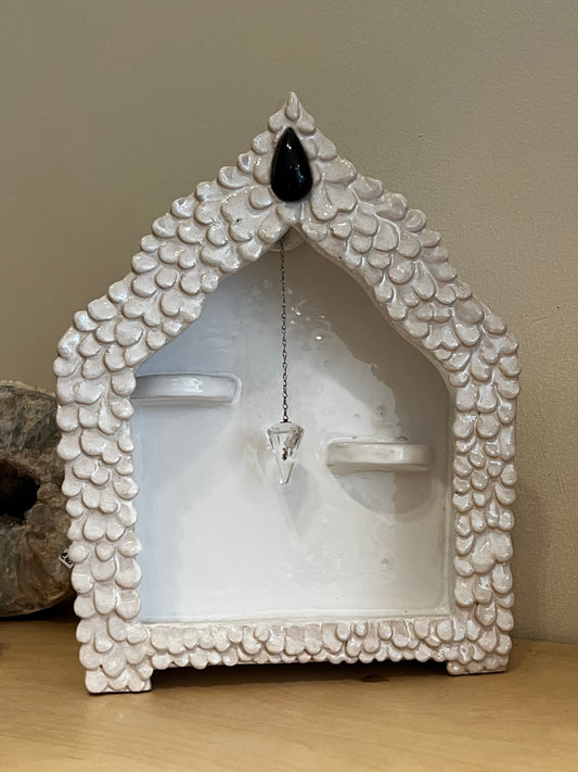 BEIGE/WHITE CERAMIC ALTAR WITH BLACK OBSIDIAN STONE AND PENDULUM HOLDER studio Avalon Bohème