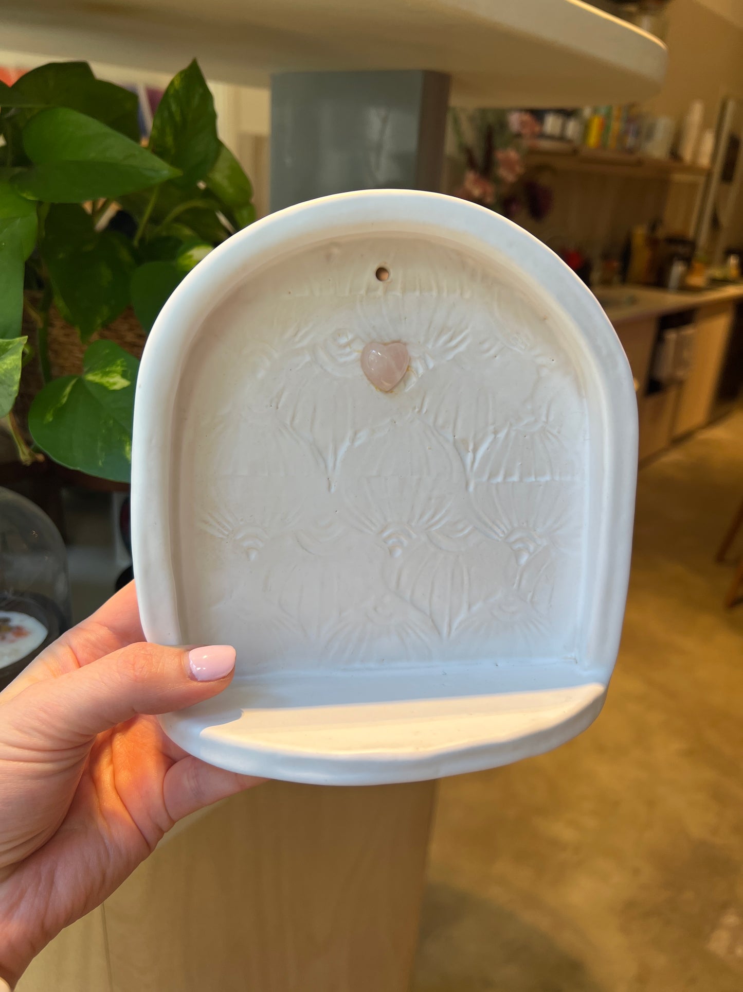 HANDMADE WHITE CERAMIC ALTAR WITH HEART-SHAPED ROSE QUARTZ – WALL HANGING - Studio Avalon Bohème