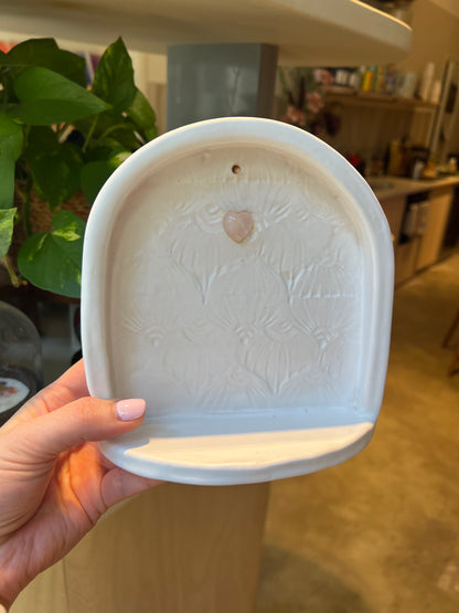 HANDMADE WHITE CERAMIC ALTAR WITH HEART-SHAPED ROSE QUARTZ – WALL HANGING - Studio Avalon Bohème