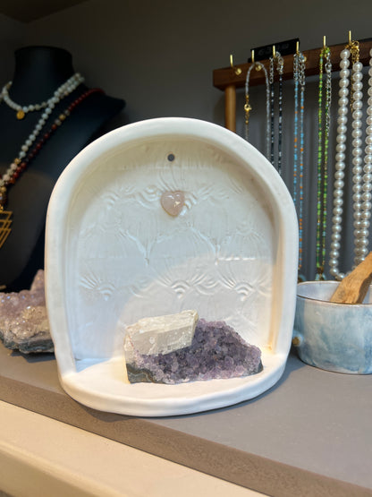 HANDMADE WHITE CERAMIC ALTAR WITH HEART-SHAPED ROSE QUARTZ – WALL HANGING - Studio Avalon Bohème