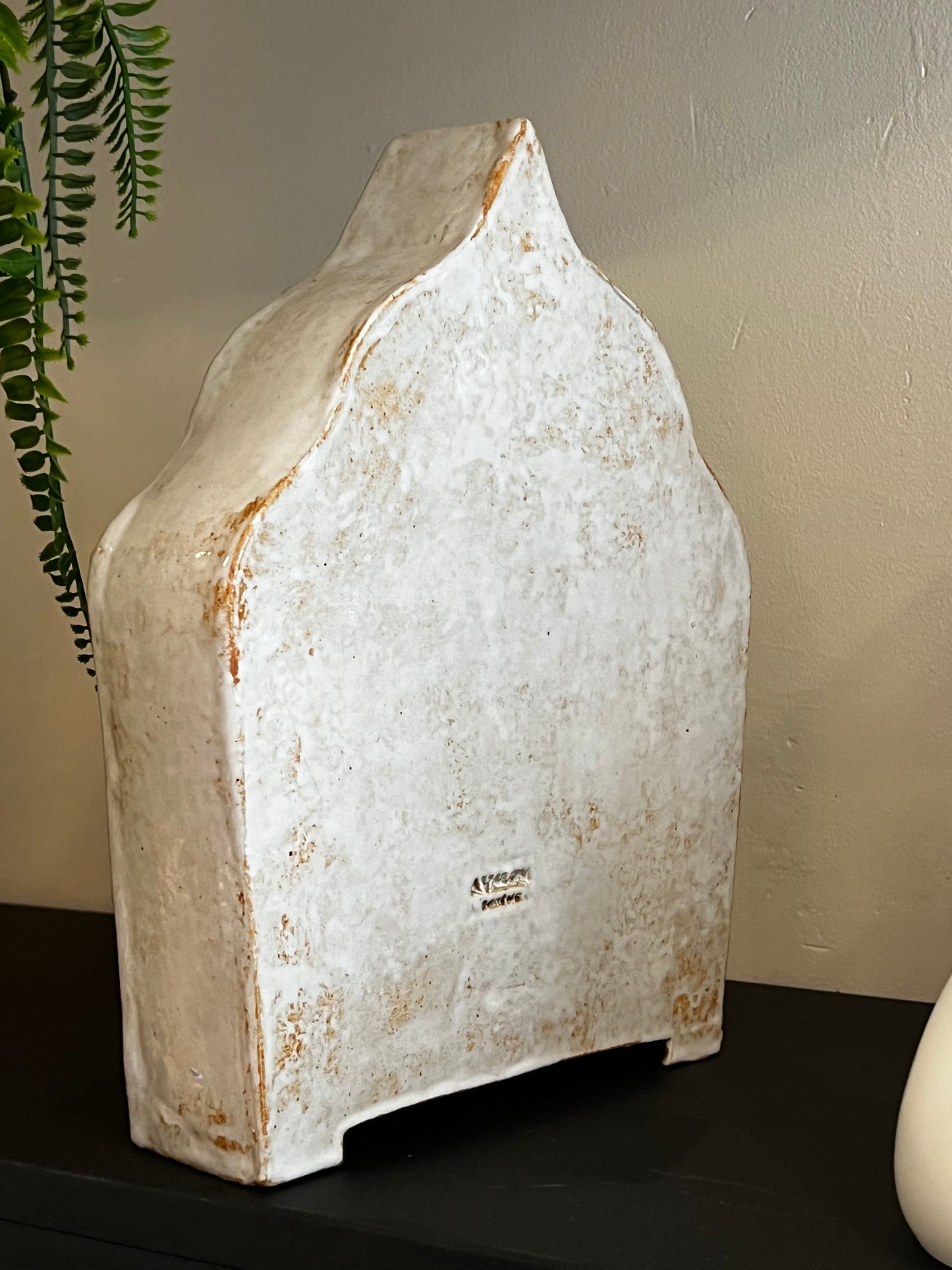 MINIMALIST BEIGE CERAMIC ALTAR – Studio Avalon Bohème