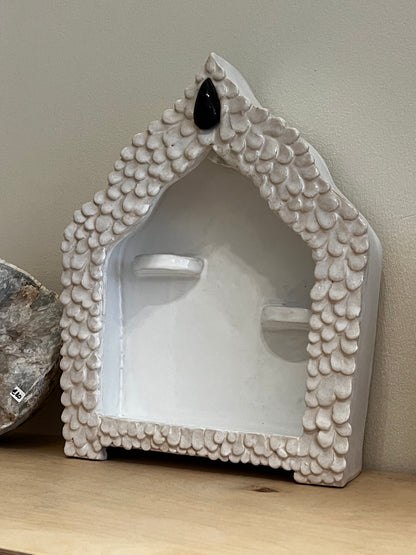 BEIGE/WHITE CERAMIC ALTAR WITH BLACK OBSIDIAN STONE AND PENDULUM HOLDER studio Avalon Bohème