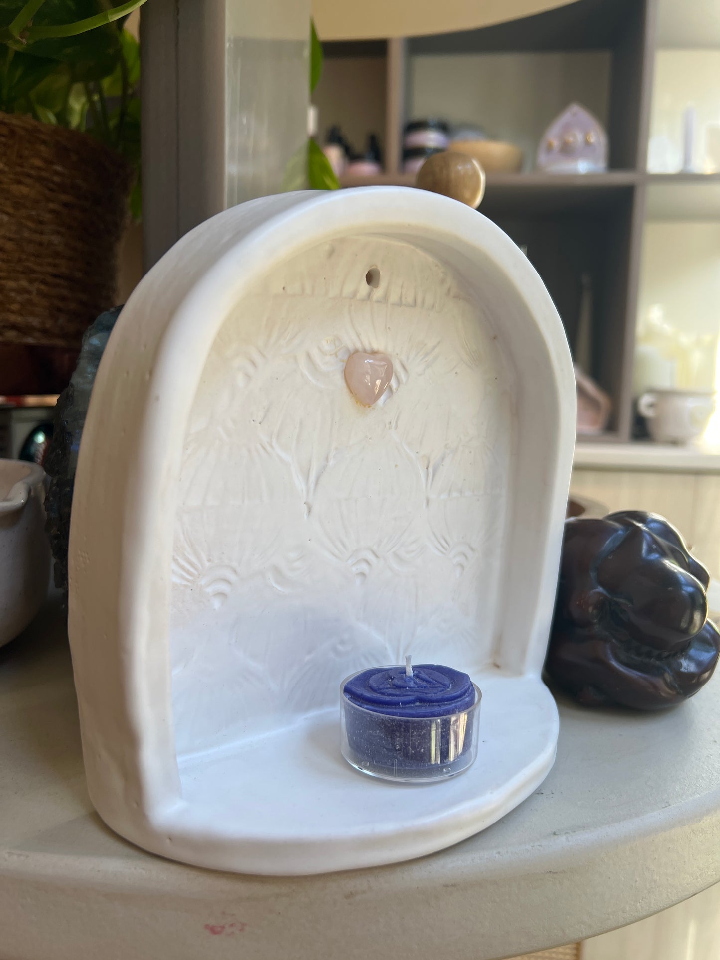 HANDMADE WHITE CERAMIC ALTAR WITH HEART-SHAPED ROSE QUARTZ – WALL HANGING - Studio Avalon Bohème