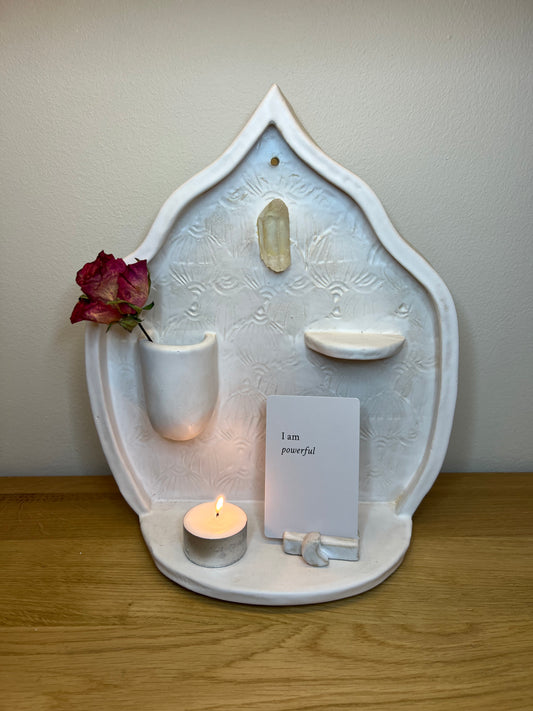 ROUND WHITE HOME-SHAPED CERAMIC ALTAR WITH CLEAR QUARTZ, CANDLE HOLDER & FLOWER HOLDER – STAMPED DESIGN