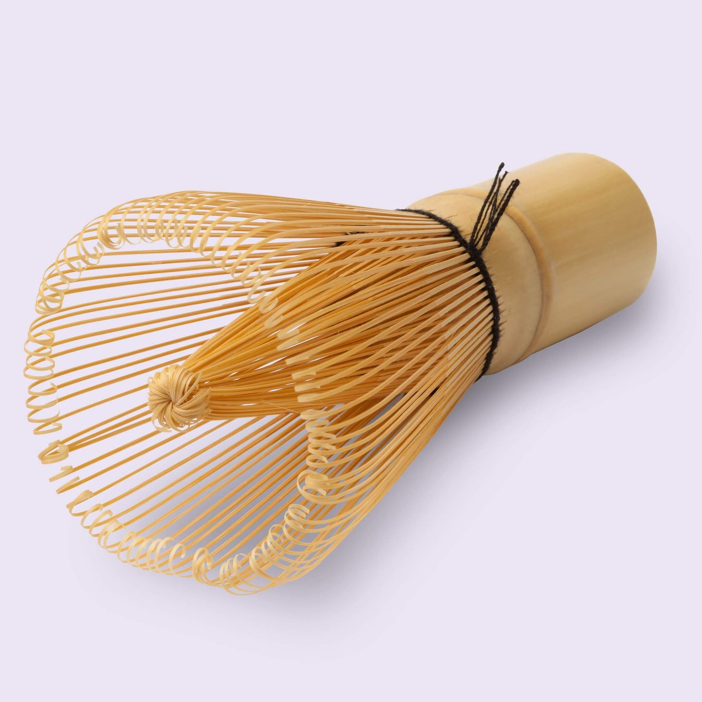 Matcha broom chasen made of white bamboo with 100 bristles: Plastikdose - Label / Weißer Bambus
