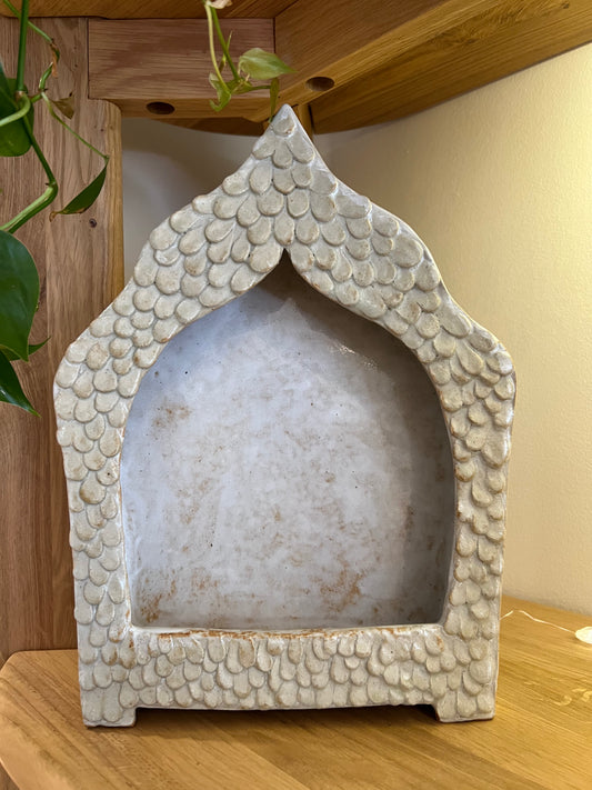 MINIMALIST BEIGE CERAMIC ALTAR – HOME-SHAPED WITH SUBTLE STAMPED DETAILS