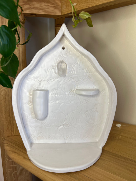HOME-SHAPED WHITE CERAMIC ALTAR WITH WHITE OBSIDIAN, CLEAR QUARTZ & ONE CANDLE & FLOWER HOLDER  – STAMPED DETAILS